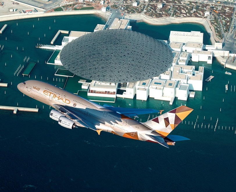Terbang Rendah di Atas Musium, Etihad Tandai Peresmian Louvre Abu Dhabi 