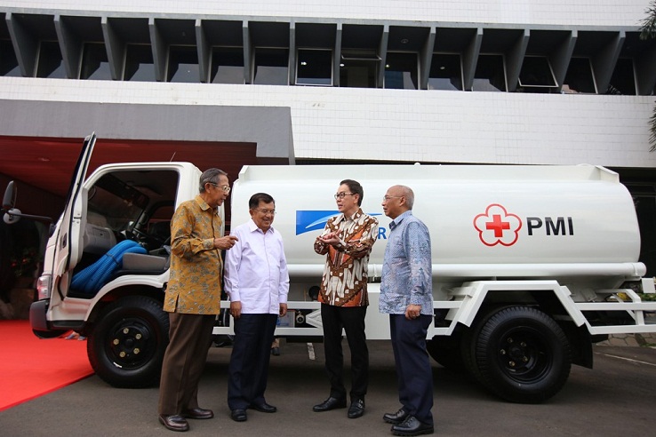 Astra International Sumbang 10 Unit Truk Tangki Air ke Palang Merah Indonesia