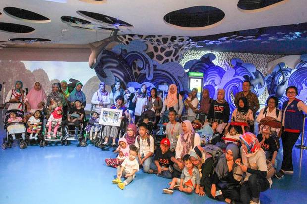 Yayasan Agung Podomoro Land Ajak Anak Disabilitas Berwisata di Jakarta Aquarium