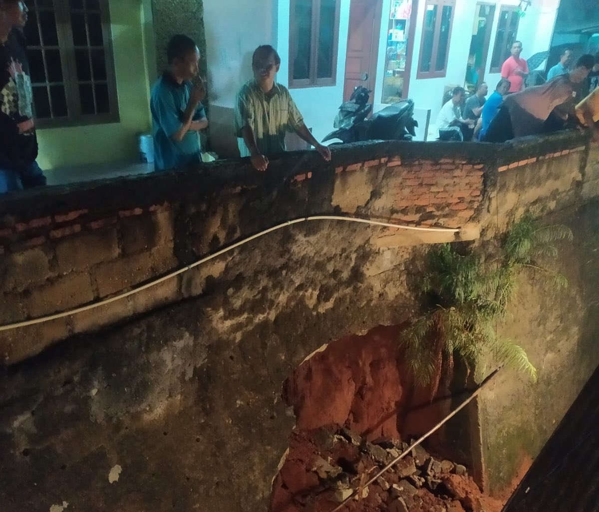 Gercep, Dewan TJ dan PUPR Kota Tangerang Perbaiki Tanah Longsor di Kelurahan Peninggilan Utara