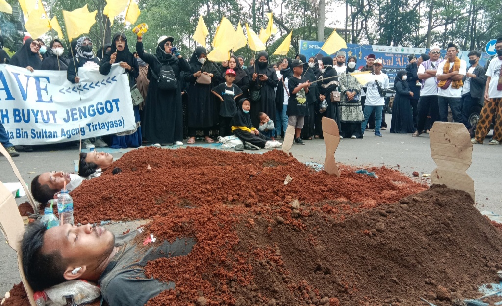 Aksi Kubur Diri 3 Aktivis Di Depan Kantor Walikota Tangerang