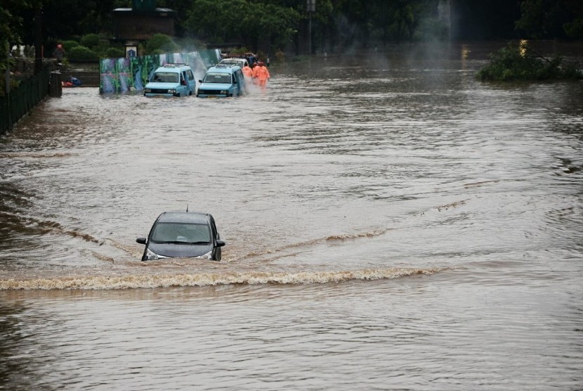 Banjir Jakarta Pagi Ini Mencapai Hingga 2 Meter