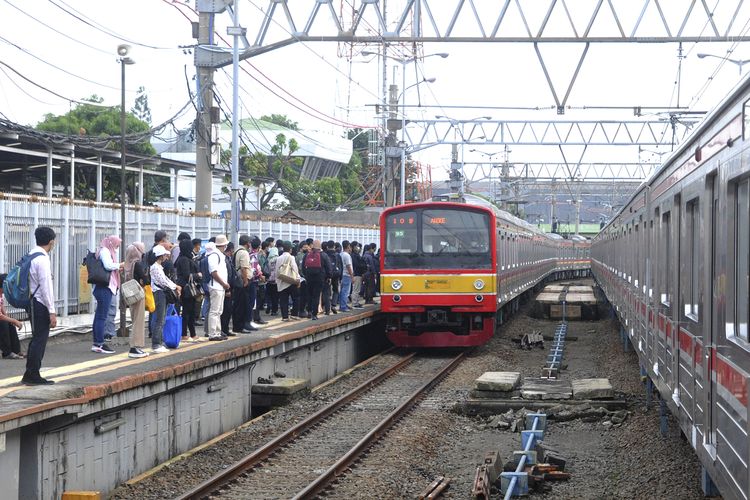 Stasiun Depok Padat Penumpang Akibat KRL Nambo-Jakarta Alami Gangguan