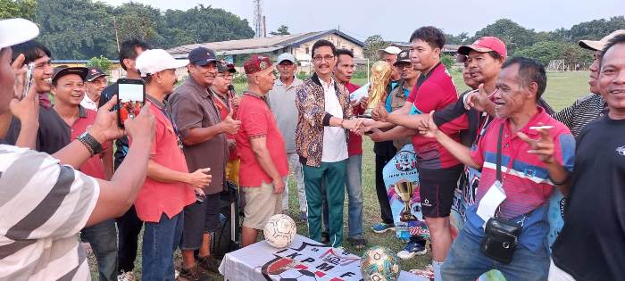 Ketua IKM Kota Tangerang Tasril Jamal Serahkan Piala Turnamen Sepak Bola Perantau Minang Kota Tangerang